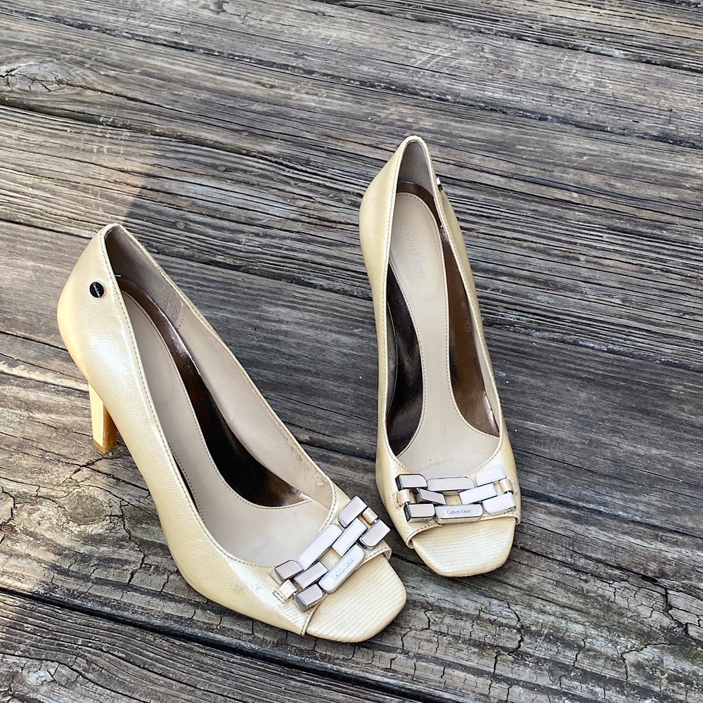 Calvin Klein Cream Sebrina Pumps Patent leather and open toe size 8